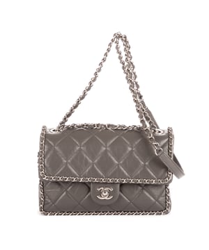 Chanel Bolsas Chain-Around Small Single Flap  Bolso bandolera en Gris Piel de becerro y Plata hardware. El producto está en en Perfectas Condiciones (AA).
  Dimensiones: 23x17x8 cm 
  Accesorios incluidos: Sticker, Card, Dustbag, Box
    
  BrandCo Paris encuentra artículos raros y en las mejores condiciones a precios increíbles. ¡Vale la pena tener paciencia! Compra con confianza: todos los artículos de BrandCo Paris son seleccionados y autenticados cuidadosamente por nuestro equipo de expertos.
  Todos los artículos vienen con un certificado de autenticidad y un embalaje entregado por BrandCo Paris.
  Tabla de clasificación de la condición del artículo
  N (como nuevo)
  AA (perfecto estado)
  A (excelente estado)
  AB (muy buen estado)
  B (bueno/regular)