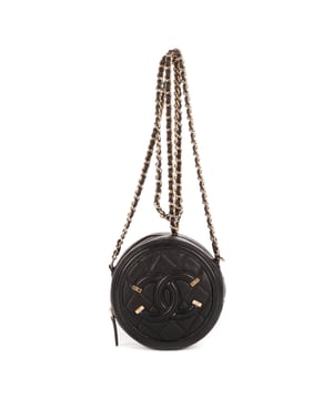 Chanel Tassen Round Filigree  Schoudertas in de Zwart Kalfsleer in de Goud  hardware. Het product is in In Uitstekende Staat (A).
  Afmetingen: 10x5.5x10 cm 
  Inclusief accessoires: NONE
      
  BrandCo Paris vindt zeldzame artikelen in de beste staat voor ongelooflijke prijzen. Het is de moeite waard om geduldig te zijn! Koop met vertrouwen: alle artikelen van BrandCo Paris worden zorgvuldig geselecteerd en geverifieerd door ons team van experts.

  Alle artikelen worden geleverd met een certificaat van echtheid en verpakt door BrandCo Paris.

  Classificatietabel voor de conditie van het artikel:

  N (als nieuw)
  AA (perfecte staat)
  A (uitstekende staat)
  AB (zeer goede staat)
  B (goede/redelijke staat)