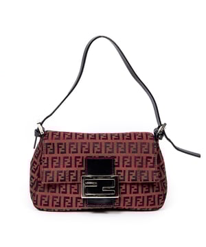 Fendi Bolsas Mini Baguette  Bolso bandolera en Rojo/Negro Lienzo y Plata hardware. El producto está en en Perfectas Condiciones (AA).
  Dimensiones: 22x12x4 cm 
  Accesorios incluidos: 
    Condición Notes: slightly worn strap
  BrandCo Paris encuentra artículos raros y en las mejores condiciones a precios increíbles. ¡Vale la pena tener paciencia! Compra con confianza: todos los artículos de BrandCo Paris son seleccionados y autenticados cuidadosamente por nuestro equipo de expertos.
  Todos los artículos vienen con un certificado de autenticidad y un embalaje entregado por BrandCo Paris.
  Tabla de clasificación de la condición del artículo
  N (como nuevo)
  AA (perfecto estado)
  A (excelente estado)
  AB (muy buen estado)
  B (bueno/regular)