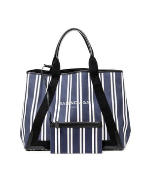 Balenciaga Bolsas Large Navy Cabas  Bolso bandolera en Azul/Marfil/Negro Lienzo y Plata hardware. El producto está en en Excelentes Condiciones (A).
  Dimensiones: 42x33x20 cm 
  Accesorios incluidos: Pouch, Dustbag
    Condición Notes: slight scuffs on bottom corners
  BrandCo Paris encuentra artículos raros y en las mejores condiciones a precios increíbles. ¡Vale la pena tener paciencia! Compra con confianza: todos los artículos de BrandCo Paris son seleccionados y autenticados cuidadosamente por nuestro equipo de expertos.
  Todos los artículos vienen con un certificado de autenticidad y un embalaje entregado por BrandCo Paris.
  Tabla de clasificación de la condición del artículo
  N (como nuevo)
  AA (perfecto estado)
  A (excelente estado)
  AB (muy buen estado)
  B (bueno/regular)