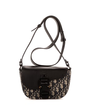 Dior Bolsas Saddle Pouch  Bolso bandolera en Beige Lienzo y Plata hardware. El producto está en en Perfectas Condiciones (AA).
  Dimensiones: 20x12x6 cm 
  Accesorios incluidos: Dustbag
    
  BrandCo Paris encuentra artículos raros y en las mejores condiciones a precios increíbles. ¡Vale la pena tener paciencia! Compra con confianza: todos los artículos de BrandCo Paris son seleccionados y autenticados cuidadosamente por nuestro equipo de expertos.
  Todos los artículos vienen con un certificado de autenticidad y un embalaje entregado por BrandCo Paris.
  Tabla de clasificación de la condición del artículo
  N (como nuevo)
  AA (perfecto estado)
  A (excelente estado)
  AB (muy buen estado)
  B (bueno/regular)