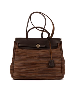 Hermès Bolsas Vibrato Herbag 31 Bolso bandolera en Marrón Lienzo y Oro hardware. El producto está en en Excelentes Condiciones (A).
  Dimensiones: 31x29x9 cm 
  Accesorios incluidos: "Stopper, Cadenas, Keys in Clochette"
    
  BrandCo Paris encuentra artículos raros y en las mejores condiciones a precios increíbles. ¡Vale la pena tener paciencia! Compra con confianza: todos los artículos de BrandCo Paris son seleccionados y autenticados cuidadosamente por nuestro equipo de expertos.
  Todos los artículos vienen con un certificado de autenticidad y un embalaje entregado por BrandCo Paris.
  Tabla de clasificación de la condición del artículo
  N (como nuevo)
  AA (perfecto estado)
  A (excelente estado)
  AB (muy buen estado)
  B (bueno/regular)
