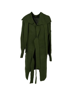 El color uniforme de este cárdigan lo hace extremadamente versátil y fácil de combinar con diferentes estilos, añadiendo elegancia a cualquier atuendo.

El cárdigan que ofrecemos es la combinación perfecta de comodidad y estilo, ideal para los días más fríos, cuando quieres sentirte cálido pero a la vez a la moda.

El suéter fuertemente cosido garantiza durabilidad y resistencia, lo que te permitirá disfrutarlo durante muchas temporadas, y las costuras precisas le añaden un carácter único.

El diseño más largo del cárdigan no solo proporciona calor adicional, sino que también se ajusta bellamente a la figura, destacando sus atributos y añadiendo elegancia.

Fabricado en Italia, lo que garantiza la más alta calidad de materiales y confección, y también refleja el estilo único y la precisión de los artesanos italianos.