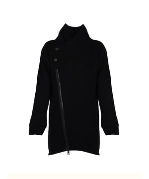 Esta sudadera de color sólido es un verdadero clásico que encaja perfectamente en cualquier guardarropa, añadiendo elegancia y estilo a cualquier atuendo.

Gracias a su diseño más largo, la sudadera no solo se ve extremadamente moderna, sino que también proporciona calor y comodidad adicionales en días más fríos, protegiendo contra el viento y la lluvia.

La construcción con cremallera hace que la sudadera sea increíblemente práctica y fácil de poner, y al mismo tiempo asegura que siempre te verás pulcro y elegante.

Un cuello adicional abotonado no es solo un elemento funcional que protege del frío, sino también un toque elegante que le da a la sudadera un carácter único.

Producida en Italia, lo que garantiza la más alta calidad de materiales y una ejecución precisa, característica del artesanado y diseño italiano.