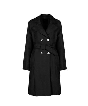 El color uniforme de este abrigo agrega elegancia y clase, haciendo que sea perfectamente adecuado para cualquier estilo, tanto para el uso diario como para ocasiones especiales, y su versatilidad hace que se convierta en un elemento esencial del guardarropa.

La longitud media del abrigo proporciona comodidad y libertad de movimiento, al mismo tiempo que protege del frío, lo que lo convierte en una excelente opción para cualquier época del año, independientemente de las condiciones meteorológicas.

Hecho con tela de alta calidad, el abrigo no solo se ve excepcionalmente elegante, sino que también garantiza durabilidad y resistencia a daños, lo que significa que invertir en él es una elección para muchos años.

En toda la superficie se ha grabado un delicado patrón en forma de letras "P" irregulares que aluden al logo de la marca, añadiendo originalidad y un carácter sutil que seguramente atraerá la atención.

El cuello con solapas añade un toque de distinción al abrigo, destacando su estilo clásico y elegancia, mientras que al mismo tiempo sirve como un elemento práctico que protege del viento y del frío.

El abrigo doble abotonado se cierra con botones metálicos de color dorado, que le dan un acabado lujoso y atraen la mirada, a la vez que proporcionan un cierre sólido y cómodo.

El abrigo con cinturón permite un ajuste perfecto al contorno del cuerpo, destacando la cintura y añadiendo un encanto femenino, lo que lo hace no solo práctico, sino también un elemento extremadamente elegante del guardarropa.