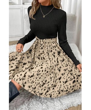 Stylisches Patchwork-Design mit einer schmeichelhaften A-Linie-Silhouette  
Trendy Rippstrickstoff für eine bequeme und elastische Passform  
Auffällige Druckdetails verleihen einen Farbtupfer und Persönlichkeit  
Kommt mit einer schicken taillierten Wespente, die eine anpassbare Passform ermöglicht  
Vielseitig und perfekt für lässige Ausflüge sowie besondere Anlässe  
Erhältlich in verschiedenen Größen mit hoher Elastizität  
Material: 85% Polyester, 10% Viskose, 5% Elastan