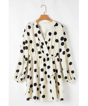 Beige stippenprint  
Surplice V-halslijn  
Pofmouwen  
Mini-lengte  
Beschikbaar in maten S, M, L en XL  
Materiaal: 100% polyester