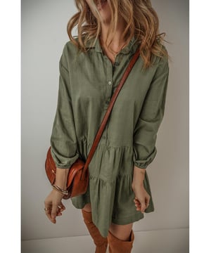 Elegantes Hemd-Design mit schicken puffigen Ärmeln  
Stilvolle Knopfleiste bietet eine klassische Silhouette mit einem modernen, femininen Touch  
Verspielte, gestufte Falten erzeugen einen dynamischen, fließenden Effekt  
Vielseitiges Piece, das sowohl elegant als auch lässig gestylt werden kann  
Erhältlich in verschiedenen Größen  
Material: 92% Viskose, 8% Leinen