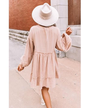 Haver Crinkle Distressed Puff Sleeve Flared Dress  
  Uniek crinkle ontwerp voegt textuur en diepte toe  
  Puffmouwen voegen een vleugje drama toe  
  A-lijn rok creëert een flatterende silhouet  
  Perfect voor elke gelegenheid  
  Geslacht: Anders  
Materiaal: 100% Katoen