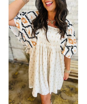 Vestido mini suelto de cuello cuadrado plisado con estampado azteca occidental en beige  
  Cuello cuadrado  
  Mangas de flutter  
  Detalles plisados  
  Tejido suave y ligero  
  Cómodo de llevar  
  Patrones de moda occidental en tendencia  
Material: 100% Poliéster