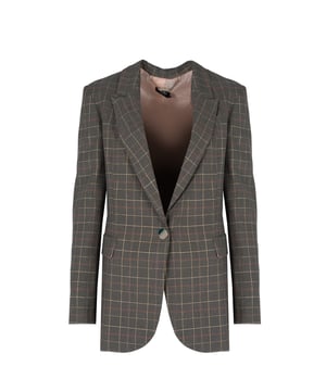 Este diseño a medida hace que nuestra chaqueta sea extremadamente versátil y fácil de combinar, perfecta tanto para ocasiones formales como para el uso diario, añadiendo elegancia a cualquier conjunto.

Su construcción de un solo botón le da a la chaqueta un aspecto clásico que nunca pasa de moda, asegurando una apariencia pulida y elegante que se combina perfectamente con diversos estilos.

Abrochada con un botón decorativo, la chaqueta no solo subraya su carácter de marca, sino que también añade un sutil toque de lujo que atrae las miradas y demuestra atención por los detalles.

Hecha de tela de alta calidad con un añadido de lana, la chaqueta garantiza durabilidad y confort, manteniendo al mismo tiempo una apariencia elegante por largo tiempo, lo que la convierte en una inversión a largo plazo.

Producida en Italia, la chaqueta refleja la excelencia de la artesanía italiana, combinando tradición, precisión y la más alta calidad de fabricación, lo que la hace un elemento único en el guardarropa.