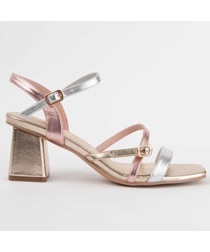 Hakken sandalen voor dames. Binnenzool van 100% natuurlijk leer. Comfortabele pasvorm. Gemaakt door andere merken voor ons merk. Geschatte afmetingen: 6 cm hak.