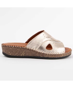 Garantía Purapiel, 10 años de garantía. Sandalia de cuña para mujer. Hecha en piel natural. Calce cómodo. Fabricado por otras marcas para nuestra marca. Medidas aproximadas: 4 cm de cuña.