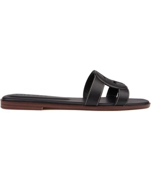 Bonitas en negro, las chanclas Chrisee de Cole Haan son un elemento básico del verano que no debe perderse. Sencillas pero elegantes sin esfuerzo, estas sofisticadas sandalias de cuero tienen una silueta estética y una cómoda plantilla de cuero con una suela acolchada de espuma floral para un uso cómodo durante todo el día y un estilo elegante.