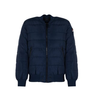 La chaqueta de plumas es una excelente opción para los días de invierno, garantizando no solo un aspecto elegante, sino también un confort térmico incomparable gracias a su relleno de alta calidad, que protege eficazmente contra el frío.

Los puños y el cinturón elásticos aseguran un ajuste perfecto, lo que no solo aumenta la protección contra el frío, sino que también añade a la chaqueta un aspecto moderno y elegante, destacando la figura.

El color uniforme de la chaqueta hace que sea extremadamente versátil y fácil de combinar con diferentes estilos, desde casual hasta más elegante, lo que la convierte en un elemento esencial de cualquier guardarropa.

Los bolsillos con cierre son una solución práctica que permite almacenar de manera segura pequeños objetos como llaves o teléfonos, sin preocupaciones de perderlos durante las actividades cotidianas.

La chaqueta con cierre de cremallera permite ponerse y quitarse rápidamente, lo cual es especialmente útil en las condiciones dinámicas de la vida urbana.

El detalle de marca en el hombro y por dentro de la chaqueta le añade un carácter único y resalta la alta calidad de la manufactura, lo que sin duda atraerá la atención de aquellos que valoran tanto el estilo como el prestigio.