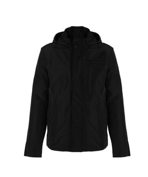 El diseño sencillo de esta chaqueta es la combinación perfecta de elegancia y comodidad, lo que hace que sea adecuada tanto para atuendos cotidianos como para estilismos más formales, y su corte minimalista realza el carácter moderno.

Con una capucha desmontable que proporciona protección adicional contra el viento y la lluvia, la chaqueta se convierte en una opción versátil para cualquier clima, ofreciendo al mismo tiempo la posibilidad de adaptarse a las necesidades individuales del usuario.

Cerrada con una cremallera logotipada y botones a presión, la chaqueta combina funcionalidad con un estilo único, añadiendo un sutil toque de la marca que seguramente atraerá la atención de los amantes de la moda.

En el frente tiene cuatro bolsillos, dos con cremallera y dos con botones a presión, que ofrecen soluciones prácticas para almacenar elementos esenciales, garantizando al mismo tiempo un acceso fácil y seguridad.

En la manga izquierda, un detalle de la empresa es un toque discreto pero elegante, que le da carácter a la chaqueta y subraya su exclusividad, permitiendo destacar entre la multitud.

Confeccionada con tejido de alta calidad, transpirable y resistente al agua, la chaqueta proporciona confort y protección en cualquier condición climática, cuidando al mismo tiempo de la adecuada circulación del aire y manteniendo la temperatura óptima del cuerpo.