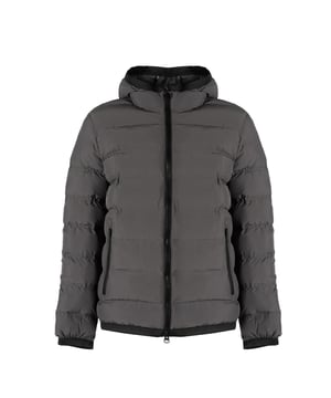 El diseño sencillo hace que la chaqueta sea extremadamente versátil, adecuada tanto para looks diarios como para estilizaciones más elegantes, lo que la convierte en un elemento esencial del guardarropa para cualquier ocasión.

La estructura acolchada no solo le da un aspecto moderno, sino que también proporciona aislamiento adicional, lo que la hace la elección perfecta para los días más fríos, cuando la comodidad y el estilo son igualmente importantes.

Cerrada con una cremallera bidireccional, la chaqueta ofrece comodidad y funcionalidad, permitiendo la regulación de la ventilación y facilitando su colocación incluso en movimiento.

En el frente, dos bolsillos con cremallera son el lugar ideal para guardar pequeños objetos, como llaves o teléfono, asegurando su seguridad y fácil acceso a las cosas más necesarias.

Dos bolsillos internos adicionales son una excelente solución para aquellos que valoran el orden y el almacenamiento discreto de objetos más valiosos.

En la manga izquierda, un detalle de marca le añade a la chaqueta un carácter único, destacando su originalidad y alta calidad de fabricación, lo cual sin duda atraerá la atención de los amantes de la moda.

La capucha, las mangas y el dobladillo con banda elástica aseguran un ajuste perfecto, protegiendo contra el viento y el frío, lo que hace que la chaqueta no solo sea estilosa, sino también extremadamente práctica.

El Sistema Especial Geox proporciona resistencia al viento y al agua, lo que hace de la chaqueta la elección ideal para el clima impredecible, garantizando confort y sequedad en cualquier condición.

Hecha de tela transpirable de alta calidad, la chaqueta asegura un confort térmico óptimo, permitiendo a la piel respirar y manteniendo una sensación de frescura durante todo el día, lo que es invaluable en un estilo de vida dinámico.