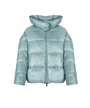 Una chaqueta con capucha es la elección perfecta para días más fríos, combinando estilo y funcionalidad gracias a su práctica capucha, que protege contra lluvias y vientos inesperados.

Cierre con cremallera logotipada, la chaqueta no solo añade elegancia, sino que también asegura comodidad en su uso, permitiendo un rápido y fácil poner y quitar, lo que es invaluable en el ajetreo diario.

En la parte frontal, dos bolsillos con cierre ofrecen un lugar seguro para guardar pequeños objetos, como llaves o teléfono, eliminando las preocupaciones de perderlos durante actividades al aire libre.

El ajuste inferior con cordones permite un ajuste perfecto de la chaqueta al cuerpo, lo que no solo mejora la comodidad de uso, sino también añade un aspecto elegante, destacando el carácter individual del usuario.

Hecha de tela de alta calidad, la chaqueta asegura durabilidad y resistencia al desgaste diario, garantizando que será útil por muchas temporadas, al mismo tiempo que ofrece una sensación agradable de suavidad y calor.