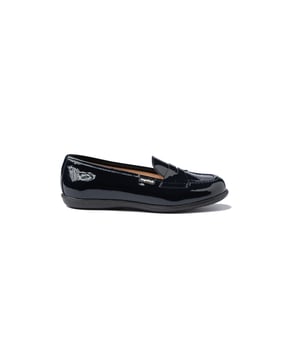 Una línea clásica. Elegantes y cómodos, ideales para los uniformes de cole. Zapato tipo mocasín fabricado en charol de piel bovina. La parte interior está fabricada con forro de piel natural, protector de punteras y talones, planta con puente anatómico y suela de goma antideslizante. Calzado diseñado y fabricado en España.