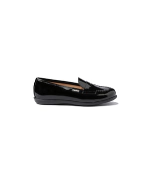 Una línea clásica. Elegantes y cómodos, ideales para los uniformes de cole. Zapato tipo mocasín fabricado en charol de piel bovina. La parte interior está fabricada con forro de piel natural, protector de punteras y talones, planta con puente anatómico y suela de goma antideslizante. Calzado diseñado y fabricado en España.