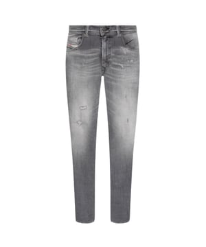 Dieselgraue Jeanshose, Knopfleiste, Diesel-Branding, hergestellt in Tunesien, 96 % Baumwolle, 3 % Elastomultiester, 1 % Elastan, schmale Passform, Diesel-Branding