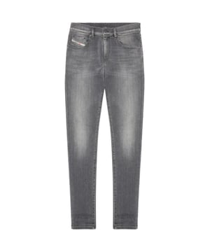 Dieselgrijze denim, Diesel-branding op grote badge boven achterzak en muntzak, 99% katoen, 1% elastaan __stretchdenim, gemaakt in Tunesië, slim fit, taps toelopende pijpen, ritssluiting, grijze spijkerbroek