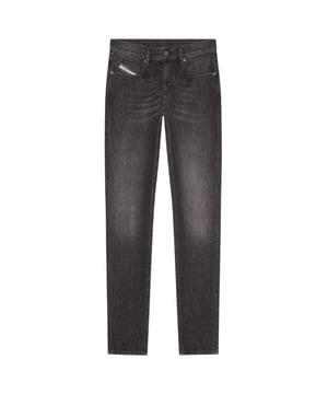 Dieselzwart denim, Diesel-merklogo op grote badge boven achterzak en muntzakje, 94% katoen, 5% polyester, 1% elastaan __stretchdenim, gemaakt in Tunesië, slim fit, taps toelopende pijpen, knoopsluiting, zwarte spijkerbroek