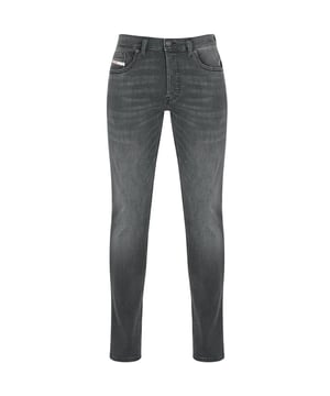 Sehen Sie gut aus in unserer Diesel D-Luster Grey Jeans. Diese atemberaubende graue Jeanshose hat eine schmale Passform und ist perfekt für jeden Anlass. Machen Sie sie schick für einen Abend in der Stadt oder tragen Sie sie lässig für einen Tag im Park. Stylen Sie mit Selbstvertrauen und heben Sie sich von der Masse ab., Knopfleiste, Knopfverschluss, 99 % Baumwolle, 1 % Elastan-Stretch-Denim, hergestellt in Mauritius, schmale Passform, schmal zulaufendes Bein, Marken-Münztasche, Diesel-Markenabzeichen, Diesel-Branding