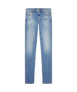 Denim azul diésel, marca Diesel en una insignia grande sobre el bolsillo trasero y el bolsillo para monedas, 94 % algodón, 5 % poliéster, 1 % elastano Denim elástico, hecho en Túnez, corte entallado, pernera cónica, cierre con botones, vaqueros de mezclilla azul