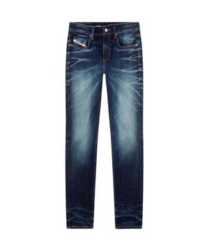 Dieselblauw denim, Diesel-merklogo op grote badge boven achterzak en muntzakje, 99% katoen, 1% elastaan __stretchdenim, Gemaakt in Italië, Slim Fit, Toelopende pijpen, Knoopsluiting, Blauwe spijkerbroek