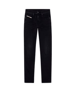 Denim negro diésel, marca Diesel en una insignia grande sobre el bolsillo trasero y el bolsillo para monedas, 99 % algodón, 1 % elastano Denim elástico, hecho en Túnez, corte entallado, pernera cónica, cierre de botones, vaqueros de mezclilla negros