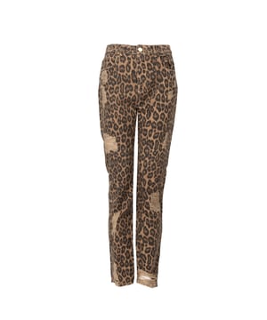 Los jeans con estampado de leopardo no solo son una elección audaz, sino también una expresión de estilo personal, que seguramente atraerá la atención y añadirá carácter a cualquier atuendo.

El detalle de marca en el botón es un toque sutil que resalta la calidad de la confección y el cuidado por los detalles, añadiendo elegancia y prestigio a tu apariencia.

Los estilosos desgastes, agujeros y bordes deshilachados de las piernas dan a los pantalones un carácter único y ligeramente rebelde, perfecto para aquellos que valoran un estilo relajado y libre.

Los bolsillos traseros y delanteros proporcionan funcionalidad, permitiendo el almacenamiento cómodo de objetos pequeños, al mismo tiempo que añaden un encanto clásico.

El corte simple hace que estos pantalones sean extremadamente versátiles, adecuados para muchas combinaciones y figuras, destacando las cualidades naturales del cuerpo.

Fabricados en Italia, lo que garantiza la más alta calidad de materiales y confección, haciendo de estos pantalones una inversión a largo plazo que combina moda y durabilidad.