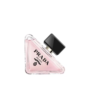 Prada Paradoxe Virtual Flower ist ein Eau de Parfum für Damen, welches die berühmtesten Symbole der Weiblichkeit revolutioniert – die florale Essenz. Dabei erweitert der feminine Duft die Frische und Floralität der Sinneswahrnehmung und fordert das Verständnis der Realität heraus. Die avantgardistischen Duftfacetten hinterlassen ein angenehmes Gefühl auf der Haut. Das Parfum von Prada zeichnet sich durch floral-frische Nuancen aus, welche die Sinne betören. Dafür wird die Kopfnote mit spritziger Vert de Bergamotte aus Italien eingeläutet, die sich in der Herznote mit lebhaft blumigen Elementen eines Jasmin-Al-Akkords sowie Neroli vereint. Das olfaktorische Finale bietet die Basisnote, in der Moschus auf Ambrette trifft. Für die passende Optik besticht der Flakon mit einem zarten Design, der von dem ikonischen Prada-Dreieckslogo inspiriert wurde. Die hellrosa Farbe des Duftes kontrastiert hervorragend mit dem Prada-Wappen.