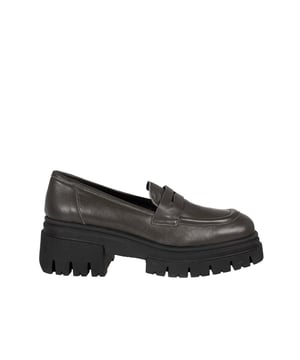 Deslizables y cómodos, estos zapatos proporcionan un confort inigualable y facilidad de uso, perfectos para salidas rápidas de casa o largas caminatas por la ciudad.

La punta redonda les añade un encanto clásico, al mismo tiempo que proporciona suficiente espacio para los dedos, lo que aumenta la comodidad de uso durante todo el día.

Con una plataforma que no sólo añade unos centímetros de altura, sino que también mejora la amortiguación y estabilidad, estos zapatos son ideales para aquellos que valoran tanto la comodidad como el estilo.

Hechos de cuero natural de alta calidad, estos zapatos garantizan durabilidad y un aspecto elegante que con el paso del tiempo gana en carácter y nobleza.

Empaquetados en una caja de la marca, que es perfecta para regalo, estos zapatos son la elección ideal para cualquier persona que valore la calidad y el cuidado por los detalles.