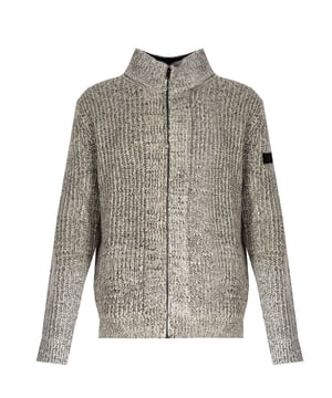 Estilo sencillo
Con cuello alto
Además, el cuello está forrado con aislamiento
Cierre con cremallera de marca
Dos bolsillos en la parte delantera
Con tejido entrelazado
Cuello, mangas y bajo terminados con ribete elástico
Detalles de marca en la manga izquierda
Hecho de tejido de alta calidad con mezcla de lana