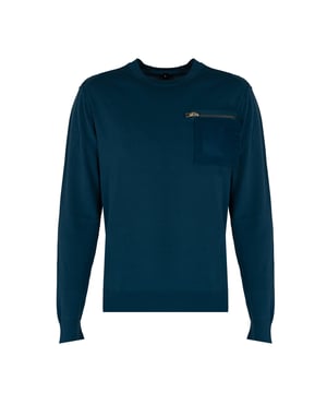 Un suéter fino es la elección perfecta para los días más frescos, ofreciendo un calor sutil sin carga innecesaria, y su diseño ligero hace que funcione bien tanto como una prenda por sí sola como una capa debajo de una chaqueta.

El color uniforme del suéter le añade elegancia y versatilidad, facilitando su combinación con diferentes estilos, desde casual hasta más formal, presentándote siempre de manera moderna y con clase.

Un bolsillo en el pecho con cierre es un añadido práctico que no solo añade estilo, sino que también permite guardar de forma segura objetos pequeños como llaves o tarjetas, siendo al mismo tiempo un acento estilístico.

Los puños elásticos en las muñecas y en la cintura aseguran confort y un ajuste perfecto, protegiendo eficazmente contra el viento y añadiendo al suéter un aspecto moderno que realza la silueta.

Un detalle de marca en la banda de la cintura es un acento sutil pero llamativo que resalta el prestigio y la calidad del producto, dándole un carácter único y distinguiéndolo de otros suéteres.

Las costuras visibles y estilosas añaden al suéter un encanto especial y profundidad, creando una textura interesante que atrae la mirada y demuestra la atención al detalle y la precisión en la confección.

Hecho de materiales de alta calidad, el suéter no solo garantiza durabilidad, sino también comodidad al llevarlo, permitiendo que la piel respire y asegurando un excelente bienestar durante todo el día.