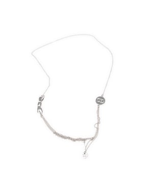 Dior Kostuum sieraden Dior Beauty Layered Charm Necklace  Ketting in de Zilver Roestvrij staal zonder nikkel in de Zilver  hardware. Het product is in In Uitstekende Staat (A).
  Kettinglengte: 24 cm
  Hangerbreedte: 0 cm
  Hangerhoogte: 0 cm 
  Inclusief accessoires: 
      
  BrandCo Paris vindt zeldzame artikelen in de beste staat voor ongelooflijke prijzen. Het is de moeite waard om geduldig te zijn! Koop met vertrouwen: alle artikelen van BrandCo Paris worden zorgvuldig geselecteerd en geverifieerd door ons team van experts.

  Alle artikelen worden geleverd met een certificaat van echtheid en verpakt door BrandCo Paris.

  Classificatietabel voor de conditie van het artikel:

  N (als nieuw)
  AA (perfecte staat)
  A (uitstekende staat)
  AB (zeer goede staat)
  B (goede/redelijke staat)