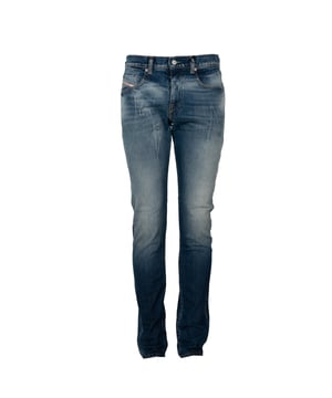 Con cierre de cremallera, estos pantalones ofrecen no solo comodidad, sino también un aspecto estiloso que se ajusta a cualquier situación, desde encuentros casuales hasta ocasiones más formales.

El corte ajustado resalta la figura, proporcionando al mismo tiempo libertad de movimiento, lo que hace que estos pantalones sean la elección perfecta para quienes valoran la moda y el confort.

Con una cintura media, estos pantalones se ajustan perfectamente a las tendencias actuales, garantizando comodidad durante todo el día, sin importar lo que depare.

Con tres bolsillos en la parte delantera y dos en la trasera, ofrecen una solución práctica para guardar los objetos esenciales como llaves o teléfono, siempre al alcance de la mano.

Con numerosos desgastes en las piernas, estos pantalones añaden un toque de carácter rockero y estilo moderno a cualquier atuendo, dándole un expresión única.

Hechos de tela de alta calidad, estos pantalones no solo son duraderos y resistentes al desgaste diario, sino que también son agradables al tacto, lo que te hará querer usarlos todos los días.