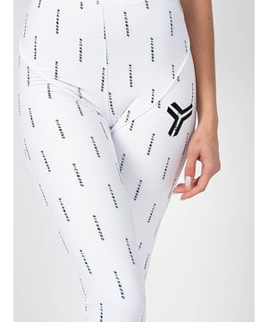 Ajuste a medida
Cintura alta
Con estampado con logo
Impresión de marca en la pierna izquierda
Decorado con costuras
Hecho de tejido de alta calidad con elastano