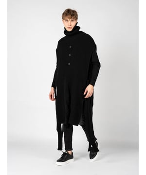 Estilo suelto
Con un cuello alto
Atado en los lados
Con botones decorativos en el frente
Bajo deshilachado
Hecho con una tela de alta calidad con un toque de lana
Producido en Italia