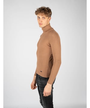 Pasvorm
Met poloshirt
Mouwen en zoom afgewerkt met manchetten
In een gestreept breisel
Met een bedrijfspatch op de linkerkant
Gemaakt van hoogwaardig breisel met een aandeel merinowol en kasjmier
Gemaakt in Italië