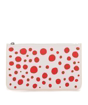 Louis Vuitton Zubehör Ltd. Ed. Yayoi Kusama Infinity Dots Neverfull Pouch  Beutel und Weiß Kalbsleder und Silber hardware. Das Produkt ist auf In Perfecte Staat (AA).
  Abmessungen: 25x15x0.5 cm 
  Zubehör inklusive: NONE
  
  BrandCo Paris hat seltene Artikel und die besten Konditionen zu unglaublichen Preisen vorgestellt. ¡Vale la pena tener paciencia! Kaufen Sie mit Vertrauen: Alle Artikel von BrandCo Paris sind von unserem Expertenteam ausgewählt und authentisch.
  Alle Artikel enthalten ein Echtheitszertifikat und wurden von BrandCo Paris übernommen.
  Tabelle zur Klassifizierung des Artikelzustands
  N (wie neu)
  AA (perfekter Zustand)
  A (ausgezeichneter Zustand)
  AB (sehr guter Zustand)
  B (gut/mittelmäßig)