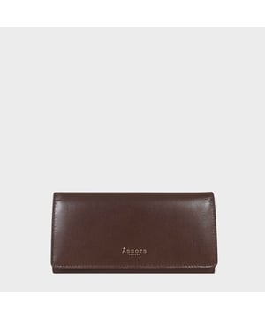 The ‘Claire’ flapover ladies purse is handcrafted with the Assots premium 'Giovani' Italian Polished vegetable tanned leather. Equipped with RFID technology, this practical ladies purse features a magnetic fastening closure with plenty of room to organise your cash, cards and coins. This large leather ladies purse is perfect to compliment your handbag and fits in easily. Stay safe and organised with ‘Claire’ the perfect addition to your collection of purses ideal for all outfits and occasions.
Secured flap over magnetic fastening closure to store your essentials safely and securely. Foldover flap design. Equipped with RFID technology for safety.
Additional back zip pocket to ensure you don’t run out of space. Two note compartments. Eight internal card compartments. Two windowed ID slots.Assots branded lined interiors. Lightweight for easy carry. Fittings Colour: Clean Brass. Composition: Body: 100% Genuine Leather. Lining: 100% Cotton.
DISCLAIMER : All pictures shown are for illustration purpose only. Actual product colour may vary due to different ambience lighting or the screen display settings. Size - W20cm x H10.5cm x D2.5cm.