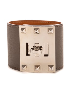Hermès Accesorios Kelly Dog Bracelet  Brazalete en Etain Piel de becerro y Paladio hardware. El producto está en en Perfectas Condiciones (AA).
  Diámetro: 0 cm
    Altura: 5 cm 
  Accesorios incluidos: "Dustbag, Box"
    
  BrandCo Paris encuentra artículos raros y en las mejores condiciones a precios increíbles. ¡Vale la pena tener paciencia! Compra con confianza: todos los artículos de BrandCo Paris son seleccionados y autenticados cuidadosamente por nuestro equipo de expertos.
  Todos los artículos vienen con un certificado de autenticidad y un embalaje entregado por BrandCo Paris.
  Tabla de clasificación de la condición del artículo
  N (como nuevo)
  AA (perfecto estado)
  A (excelente estado)
  AB (muy buen estado)
  B (bueno/regular)
