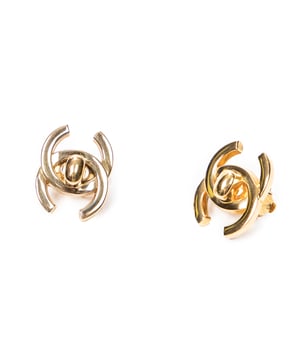 Chanel Kostuum sieraden CC Turn Lock Clip On Earrings  Oorbellen in de Goud Roestvrij staal zonder nikkel in de Verguld  hardware. Het product is in In Uitstekende Staat (A).
  Afmetingen: 2.5 cm 
  Inclusief accessoires: 
      
  BrandCo Paris vindt zeldzame artikelen in de beste staat voor ongelooflijke prijzen. Het is de moeite waard om geduldig te zijn! Koop met vertrouwen: alle artikelen van BrandCo Paris worden zorgvuldig geselecteerd en geverifieerd door ons team van experts.

  Alle artikelen worden geleverd met een certificaat van echtheid en verpakt door BrandCo Paris.

  Classificatietabel voor de conditie van het artikel:

  N (als nieuw)
  AA (perfecte staat)
  A (uitstekende staat)
  AB (zeer goede staat)
  B (goede/redelijke staat)