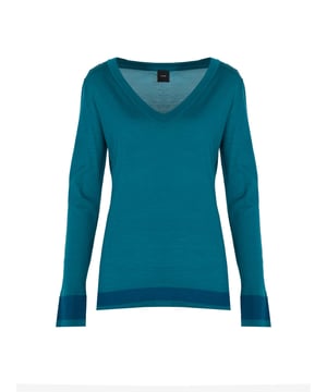 Dieser dünne Pullover ist die perfekte Wahl für kühlere Tage, kombiniert Leichtigkeit und Wärme, sodass Sie den ganzen Tag über Komfort genießen können.

Ein markantes Detail am Bund verleiht ihm einen einzigartigen Charakter, betont sein elegantes und modernes Design, das sicherlich Aufmerksamkeit erregen und Ihre Individualität hervorheben wird.

Die Bündchen an den Ärmeln sorgen nicht nur für eine perfekte Passform, sondern fügen auch einen subtilen Charme hinzu, wodurch dieser Pullover die ideale Wahl für jede Gelegenheit ist, von alltäglichen Ausflügen bis zu formelleren Treffen.

Der lockere Schnitt garantiert Bewegungsfreiheit und außergewöhnlichen Komfort, sodass Sie sich frei und stilvoll fühlen können, unabhängig von der Situation.

In Italien hergestellt, garantiert dieser Pullover höchste Qualität und Liebe zum Detail, was ihn nicht nur modisch, sondern auch zu einem langlebigen Bestandteil Ihrer Garderobe macht.