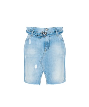 La minifalda de jeans es la elección perfecta para aquellos que valoran la combinación de estilo y comodidad.

Abotonada con un botón logotipado y cremallera, añade un toque de elegancia sutil, y al mismo tiempo proporciona facilidad de uso, haciéndola un elemento práctico del vestuario para cualquier ocasión.

Con una banda elástica en la cintura, se adapta perfectamente a la figura, garantizando comodidad durante todo el día, independientemente de la situación.

Adornada en el frente con una correa con una hebilla metálica logotipada, la falda atrae miradas y añade un carácter único que seguramente te hará destacar entre la multitud.

Con dos bolsillos delante y detrás, es un añadido práctico que permite guardar pequeños objetos, añadiendo al mismo tiempo un encanto casual.

Con numerosos desgastes, la falda adquiere una apariencia de moda, ligeramente rebelde, que encaja perfectamente con las últimas tendencias.

Hecha de tela de alta calidad, garantiza durabilidad y confort al llevarla, lo que te permitirá disfrutarla durante muchas temporadas.