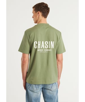 Das Mayor ist ein Loose-Fit-T-Shirt, gemacht aus Interlocke-Stoff. Mit einem 3D Artwork Rubber Backprint und Signature-CHASIN'-Details.