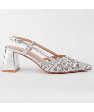 Hakken schoenen voor dames. Binnenzool van 100% natuurlijk leer. Comfortabele pasvorm. Gemaakt door andere merken voor ons merk. Geschatte afmetingen: 6 cm hak.