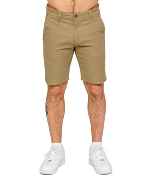 Upgrade je warmweer-garderobe met de Enzo Heren Chino Shorts, ontworpen voor zowel stijl als comfort. Met een slim pasvorm en gemaakt van stretchstof, bieden deze shorts bewegingsvrijheid en een strakke uitstraling. Praktisch en verfijnd dankzij twee schuine zijzakken en twee achterzakken met paspel, die voldoende opbergruimte bieden voor je essentials. De ritssluiting zorgt voor een veilige en klassieke afwerking.